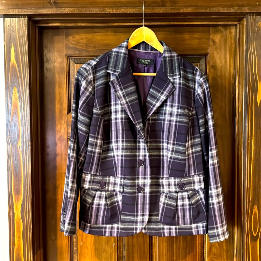 The detail in this jacket is remarkable.  Talbots women’s 18 petite.